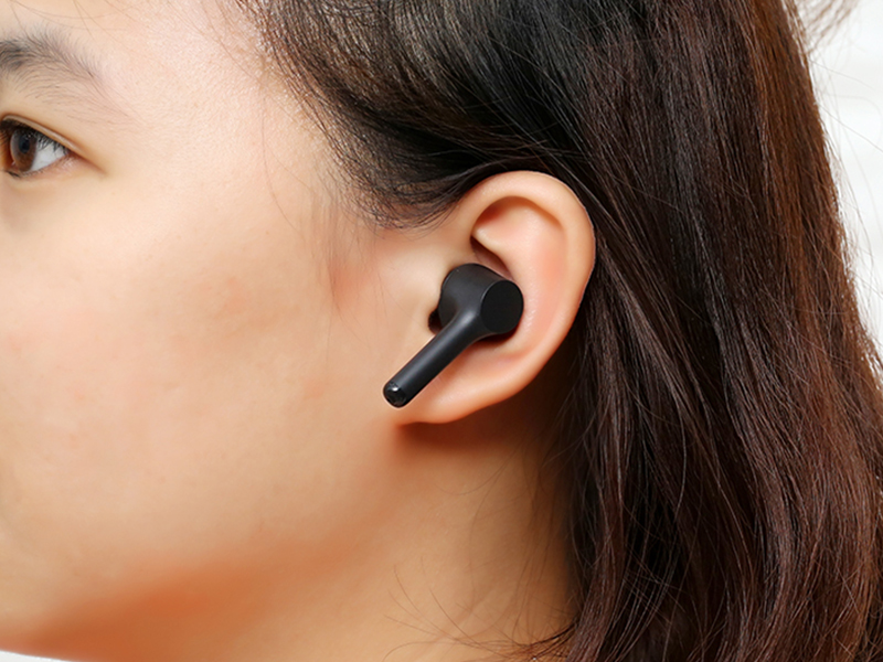 Người dùng đeo tai nghe Bluetooth True Wireless Aukey EP-K01